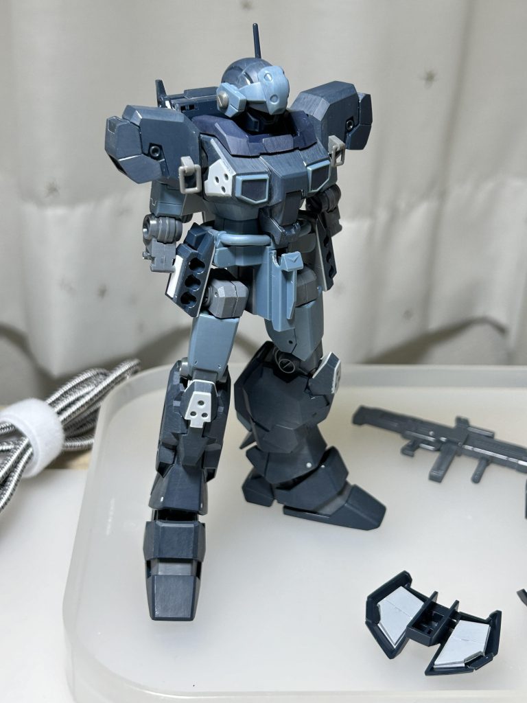 プラ板などでディテールを追加している状況です。