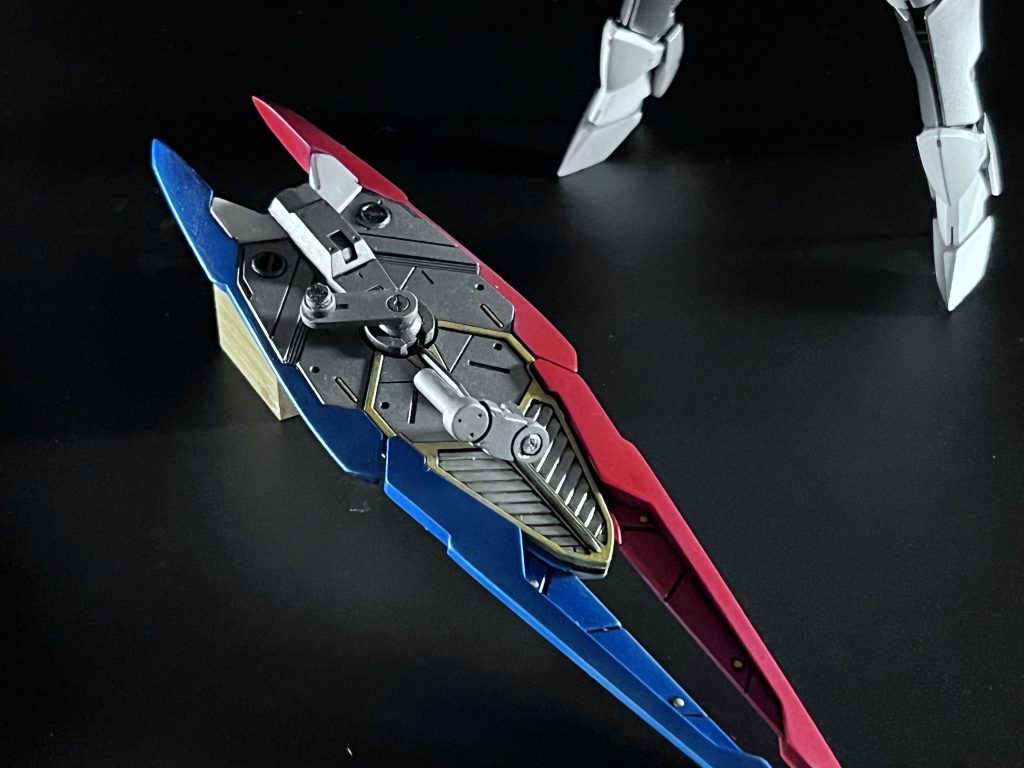 シールドの保持は前腕への磁力固定とフレキシブルに動く持ち手の2点にて。