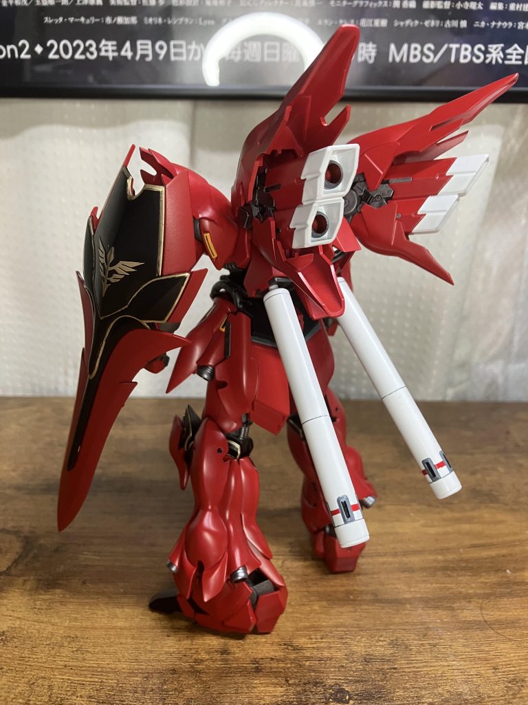 シールドの金色の部分って細いし奥まっているところもあって縁を綺麗に整えるの難しいですね。バーニア類も塗り分けてはいますがこれも失敗が怖かったんでエナメル吹き付けてから拭き取りでやってます。そのおかげで綿棒大量に消費しました笑