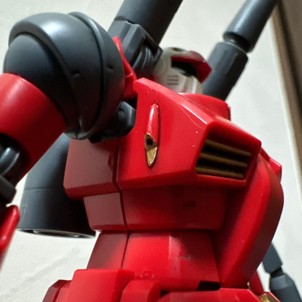 黄色部分はゴールドで塗装。胸の横のアポジモーター❓はピンバイスで少し掘ってディテールアップ 笑