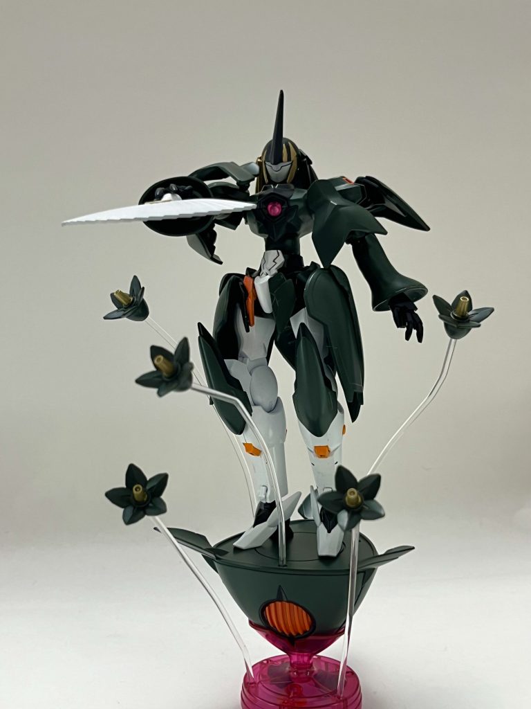 ファルシアのスタンドに乗せるとこんな感じですなんか扇子持ってこのポーズしていると、能を舞っているみたいですね