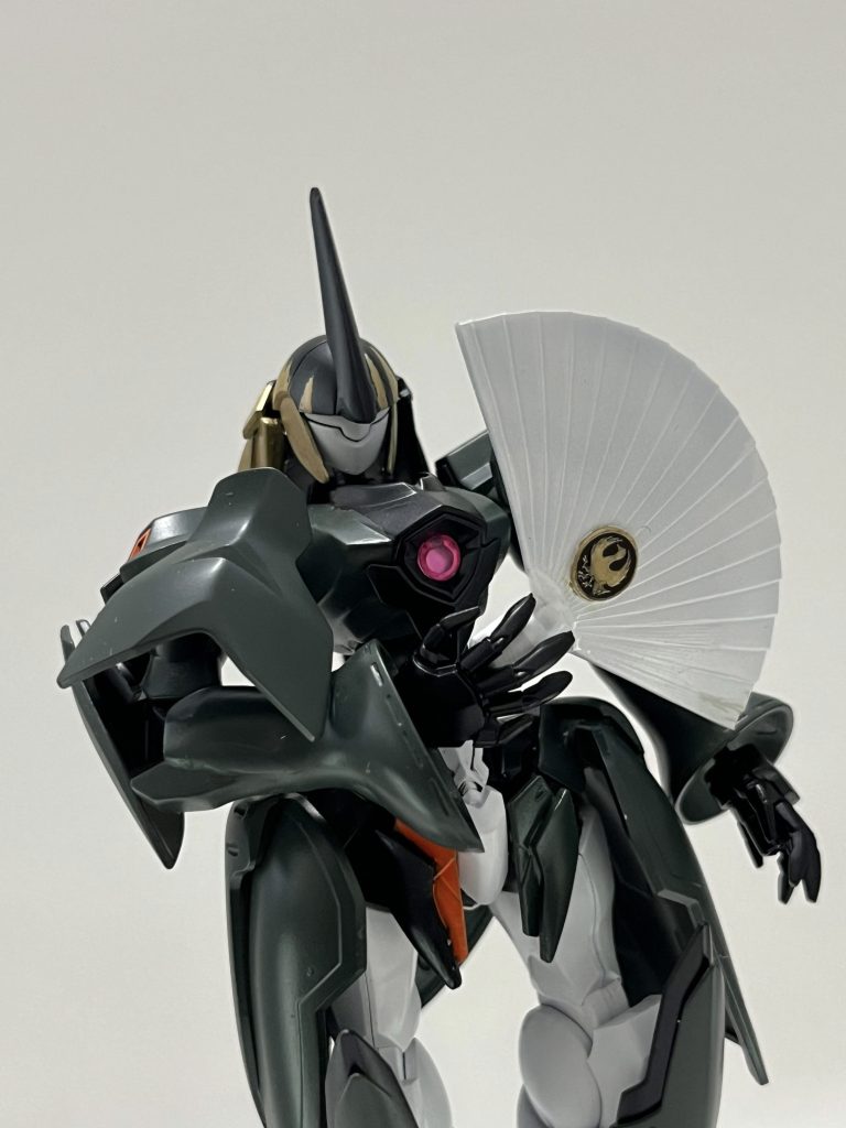 ここからは小道具の紹介です小道具は全て3Dプリンターで制作していますまずはらでん印の扇子ですハンドパーツのビーム発射口に差し込んで固定しています