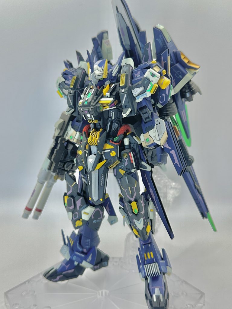 支援機と合体した形態当初はフルアーマーインパルスというイメージで制作していました。ダブルビームライフルはその名残です。途中から凶鳥の眷属が脳裏をチラついてよくわからんことになりましたが
