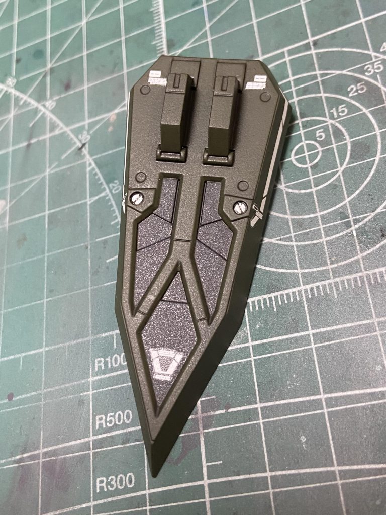 シールドもカーキグリーンに変更。