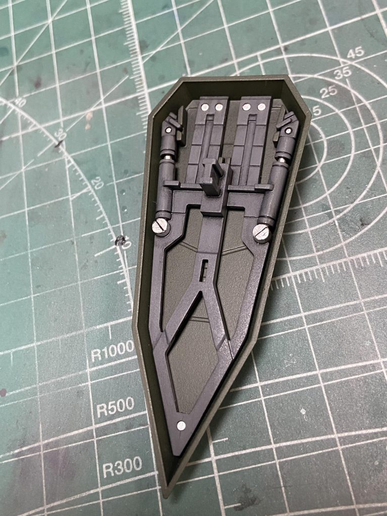 シールド裏、軽く塗り分け。