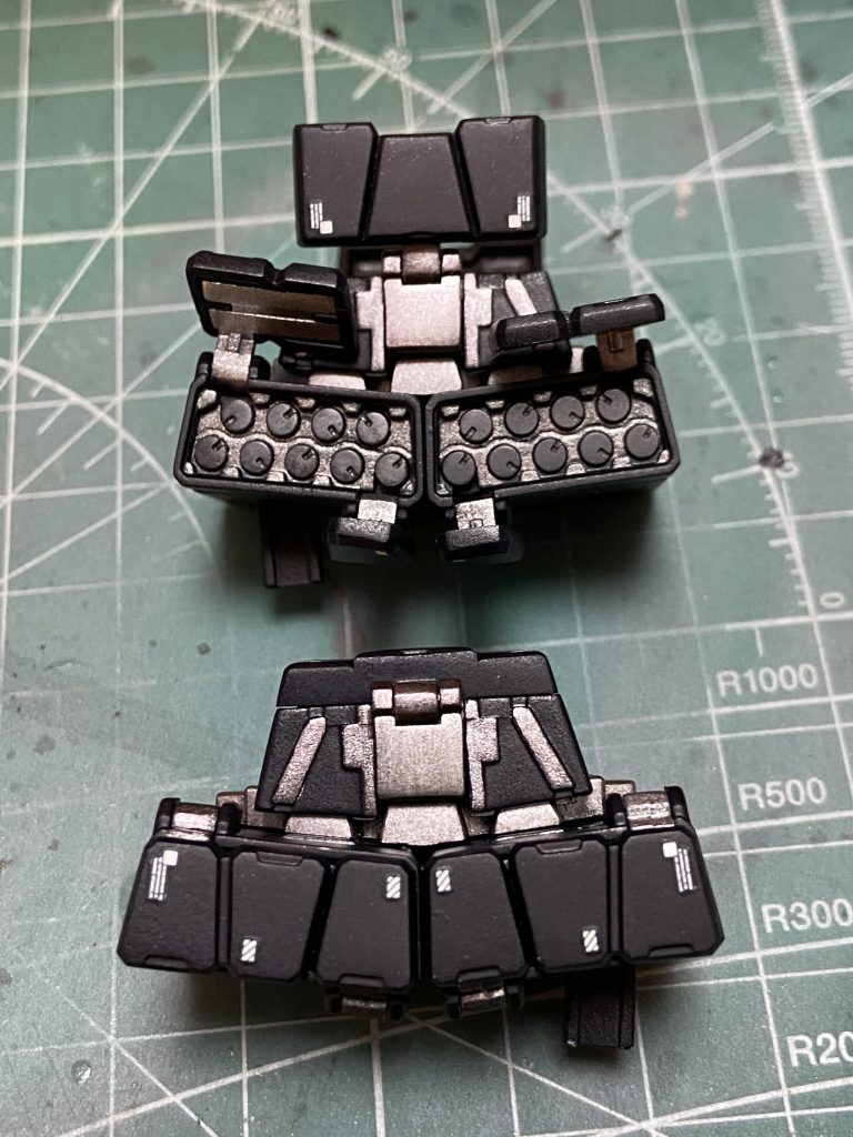 脚部ミサイルコンテナ。改型のカラーリングに合わせて黒系で塗装。金属色はガンダムマーカーのヘビーガンメタリックをエアブラシシステムで吹きました。普通に瓶入り塗料でも出して欲しい色です。