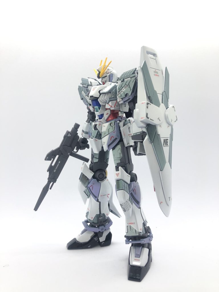 サイコフレームは金属感をだすため黒下地にMr.クリスタルカラーのダイアモンドシルバーを吹きつけさらにその上から同シリーズカラーのトルマリングリーンをフワッと吹きつけ、見る角度によって薄ら緑色に見えるよう仕上げましたこれはサイコフレームが緑に発光するイメージをオリジナルで表現しました最後に蛍光クリアーを吹きつけ、ブラックライトで照らしたときサイコフレームが覚醒状態の青に発光します