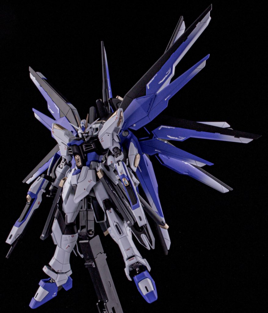 カラーリングはモノトーン＋ブルー＋ゴールドです。