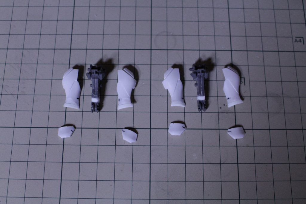 足首をノコでカットし、１ｍｍのプラ板を５枚張り合わせて、削り終えたところ