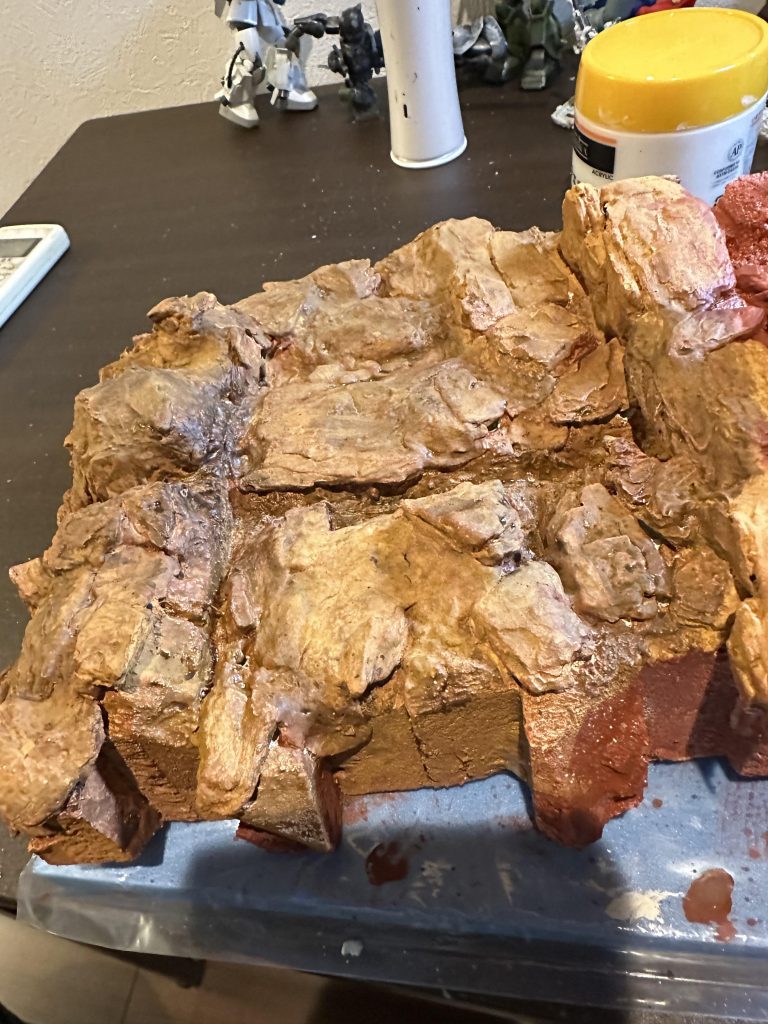 色を塗り、岩山みたく塗装をしている最中です。