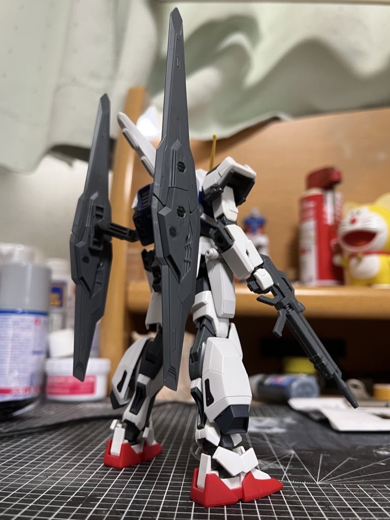 以下メイキングHGCEウィンダムをベースに、HGCEエールストライクガンダムの四肢を取り付けただけのものとなります。本作品はダガーの系統とは異なる次代の試作量産機かつウィンダムの雛形という事で、両脚部側面にはウィンダムのユニットを取り付けています。また、プラ板やパテなどを(一部を除いて)極力使っておらず、既存の部品を加工しながら作っていきました。顔部は分かりづらいですが、プロトタイプジャベリンみたく、デュアルアイを採用しています。