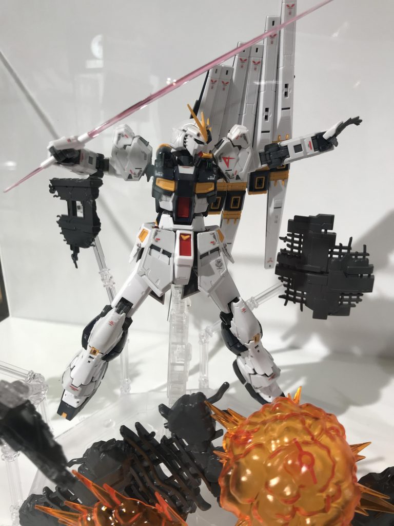 ツレとの待ち合わせ時間つぶしにたまたま寄ったガンダムベース福岡。それまでガンプラはおろかガンダムに全く興味がなかった私はショーケースの中ののνガンダムに一目惚れ!ニッパーすら持ってないのに即買いでした。