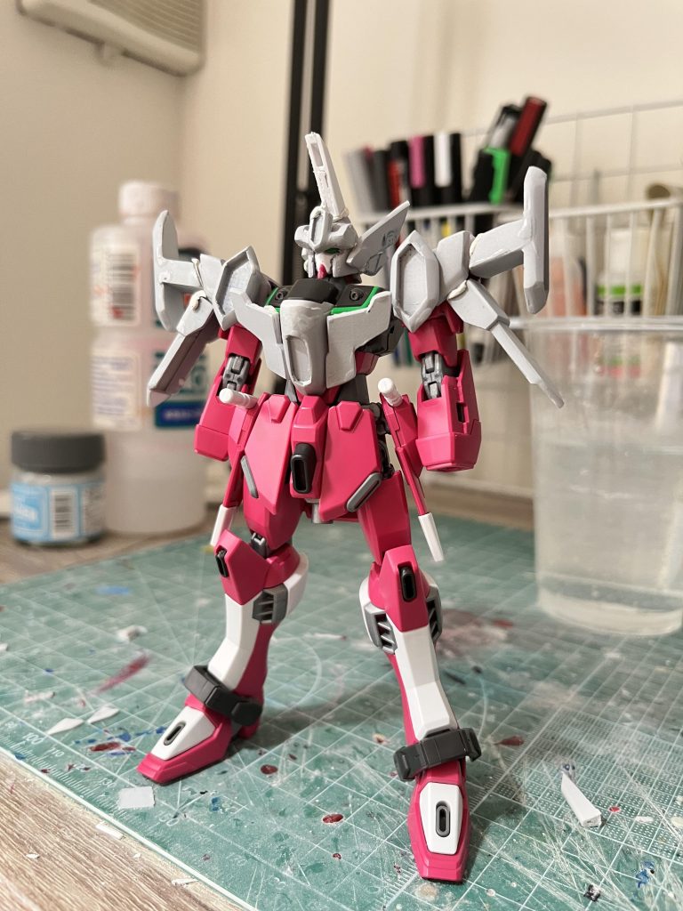 武装や背中のライラス風の機体はジャンクパーツを使いましたが、本体の追加パーツの大半はスクラッチしています。