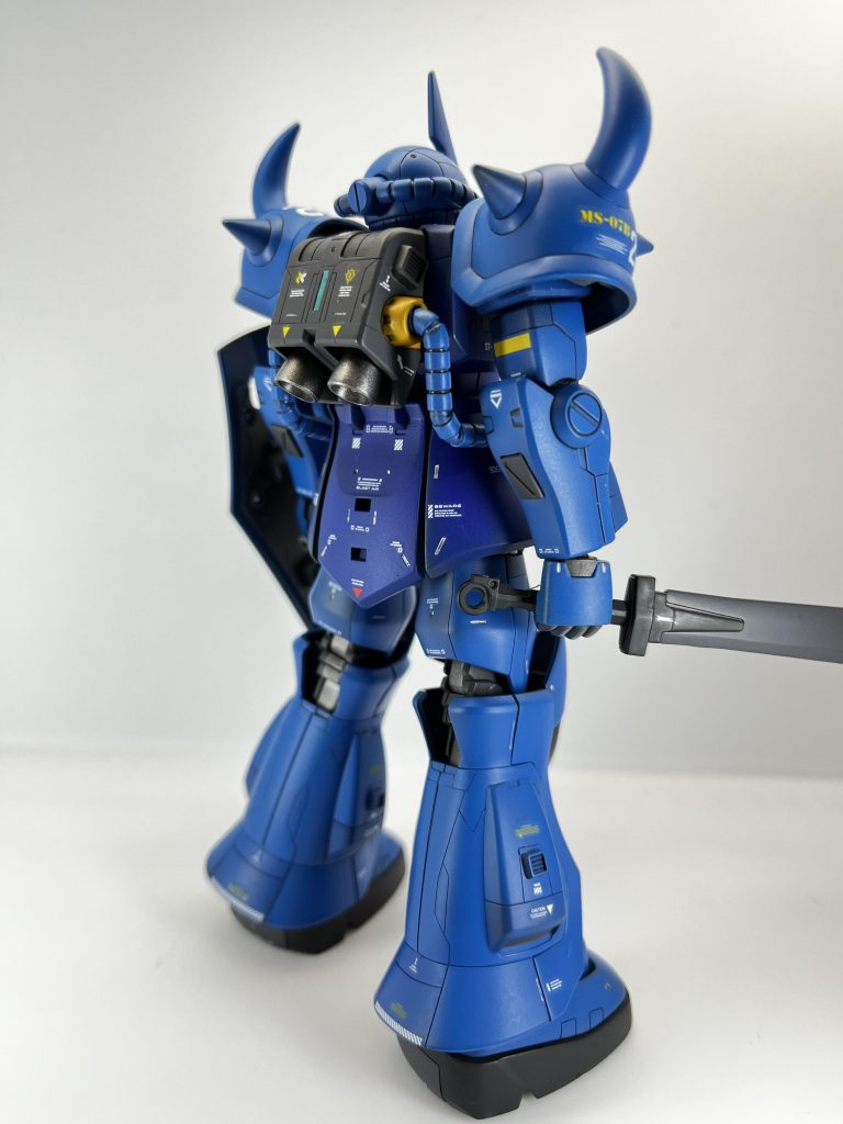 右側後方より。脚部とバックパックに排気口を追加しています。