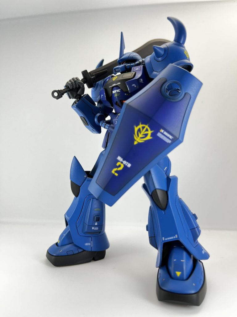 下からの煽りです。(^○^)少佐が何かつぶやいています。(^○^)   ふぅ、グフの改修も上手くいったし、あとはこれがテストチームの手元に届けば任務の完了だ、形状の変更と胸部装甲の追加で生存性は向上するだろうし、きっと(*´ω`*)少尉も喜んでくれるかな。(°_°)  少佐、キャリフォルニアベースのZTTより通信です。繋ぎますか?(^○^)  よし、こちらに回線を回すんだな。何だろ?