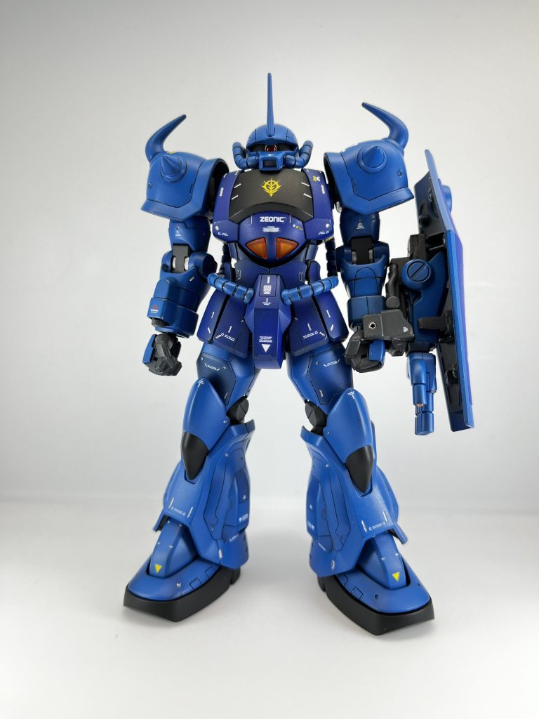 正面からです。グフカスタムとリバイブグフが再販されていましたので、同時に購入しました。同時に作製しているうちに、これ組み合わせたらどんな感じかな?と思い、やってみるとなかなかいい感じになりました。どちらも普通に作製したことがあったので、簡単なミキシングで違うキットを作製したような気分を味わえました。