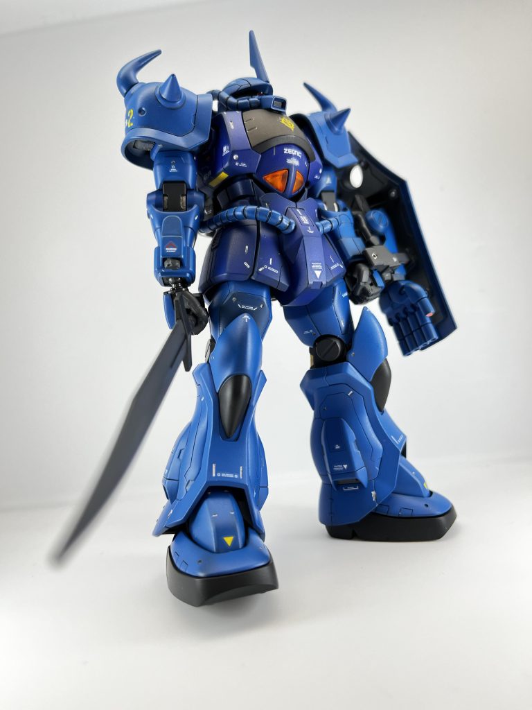 右側前方から。本機は07Bの実戦投入後、実際戦闘に参加したパイロットから聞き取った不具合の解消や、改善の要望等に応えるべく試作されたものである。主に地球侵攻軍のモビルスーツの改良を担当していたキャリフォルニアベースにて、現地出向のZEONIC社と現地軍の協力によ完成している。なおテストパイロットはZTT所属の(*´ω`*)少尉が担当した。