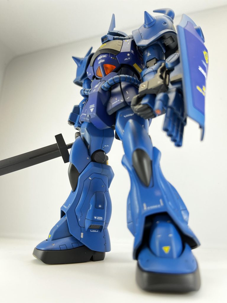 左側から煽りで。おや、(*´ω`*)少尉がテストの報告を行っています。(*´ω`*)  現地パイロットや整備員からの要望に応えるべく試作されたグフ改修型のテストが終了しました。やはりフィンガーバルカンをオミットしたのはかなり有効であり、汎用性が向上しております。また、ヒートロッドを改修したのも併せて整備員から歓迎されており、小規模な改修ですが、性能の底上げにつながっています。実戦投入の際にはMS-07B2の番号を付与することを予定しています。(^○^)  え!?(*´ω`*)  は?!(^○^)  MS-07B2はグラナダでも試作してるんだよね、こちらもフィンガーバルカンをオミットして、主に胴体を統合整備計画に基づいて改修してるんだ。そちらに送ったからテストしてほしいんだな。(*´ω`*)  グフって統合整備計画のリストには載っていなかったと記憶していますが?(^○^)  まあまあ、せっかく試作したから。(*´ω`*)  ということは?このグフ改修型の採用は?(^○^)  うん、見送り。テストのデータをこちらに送るように。ブッ…。(通信の切れる音)(*´ω`*)  ………うそ、だろ?