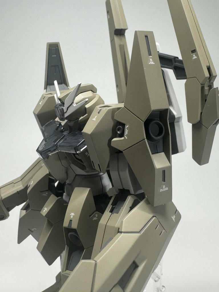 スジボリは元々のディテールを参考に、できるだけ自然に見えるように入れました。追加した場所は『肩、胸、膝、股、武装』です。