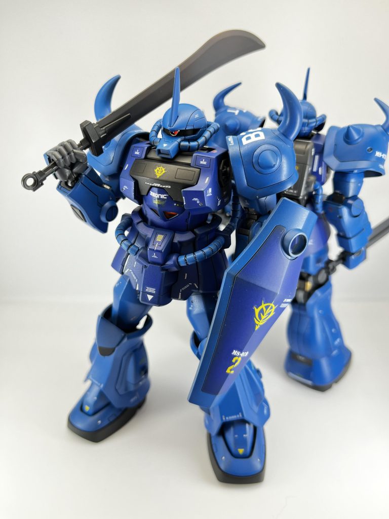 今回は2機同時製作でお送りしました。グフは私の大好きな機体であり、安直なミキシングではありますが、かなり上手く完成させることができたと思います。なるべく同じ意匠になるように、デカールも2機同時に貼り付けていきましたが、なかなか手間のかかる作業でした。