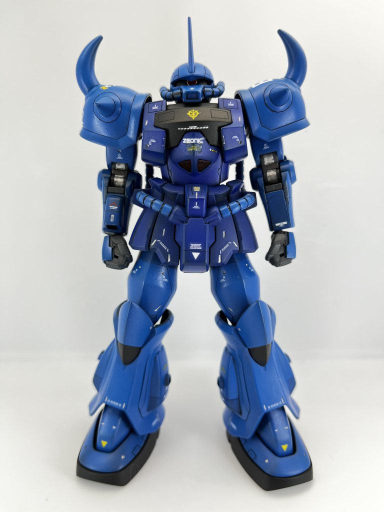 正面からです。胴体がグフカスタム、四肢がリバイブ版のグフです。スタイルの変更はしていませんが、リバイブ版グフのスリッパが小さく気になったのでグフカスタムの物に変更しました。ボールジョイントの径が合わなかったので、瞬着で太らせはめ込めるようにしました。