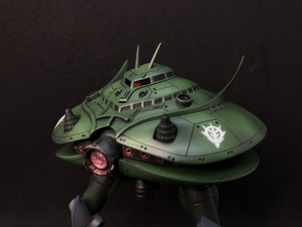 モノアイ部分はくりぬいてHアイズにしました