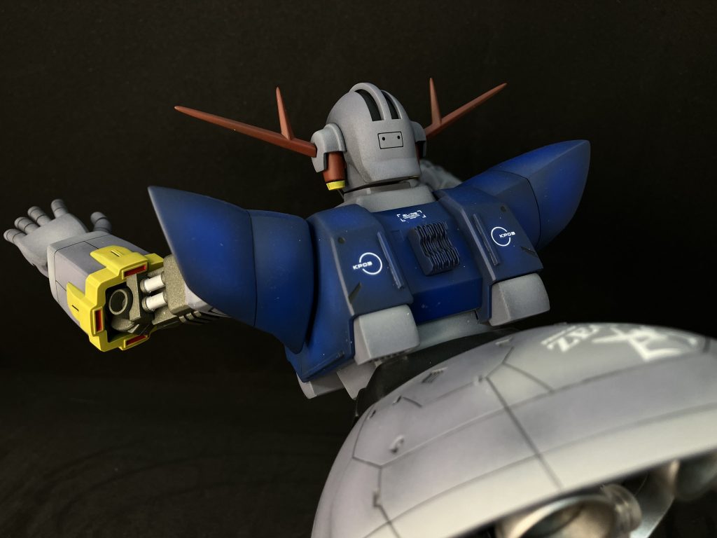 頭部の脱出口もスジ彫りで再現しました。塗装は黒立ち上げのグラデーション塗装してます。