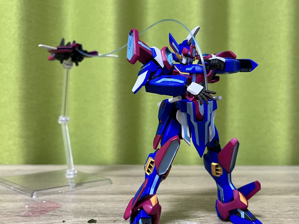 背中のライラスっぽい機体は分離できるので、元ネタの戦闘シーンに似た構図もできます。