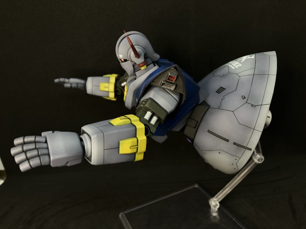 元々、余りのけぞる事は出来ません。干渉する部分が多いです。干渉する部分を削って削って！可動域改造　！飛行姿勢が良くなりました。