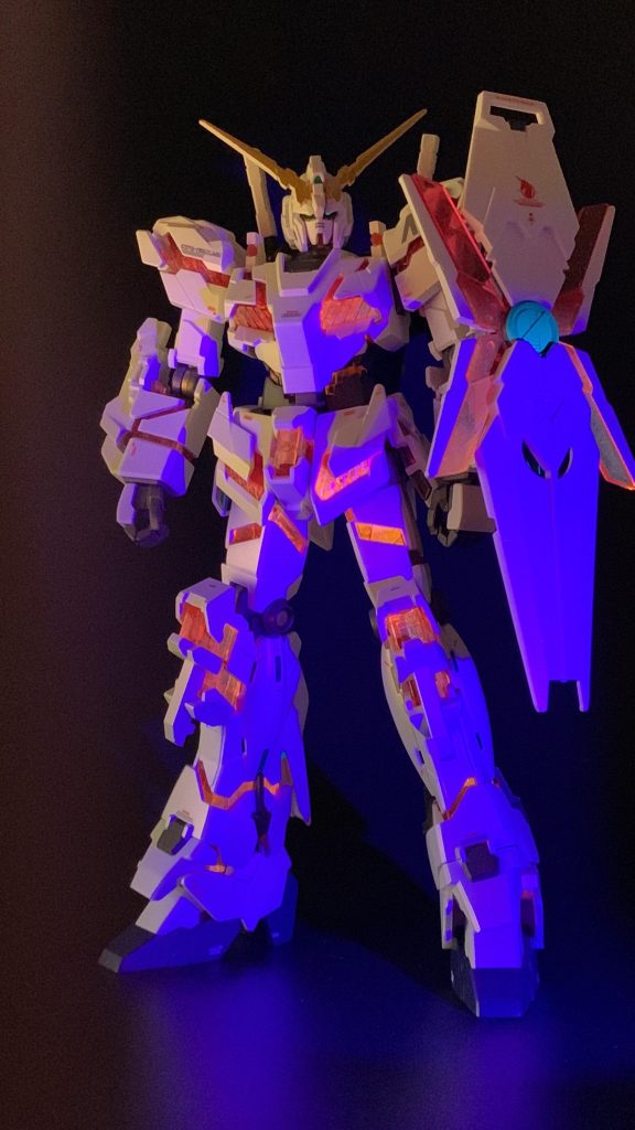 サイコフレームは蛍光塗料使って塗装しましたブラックライトで光らせてみました。