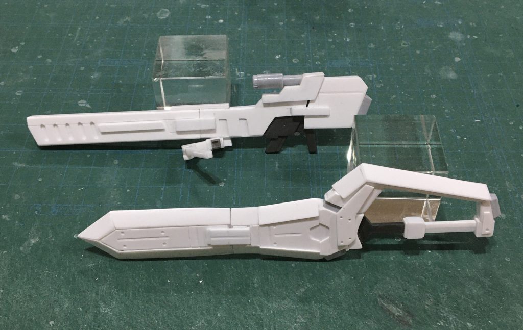 大型ヒートソードとロングレンジビームライフルもプラ板の箱組み。