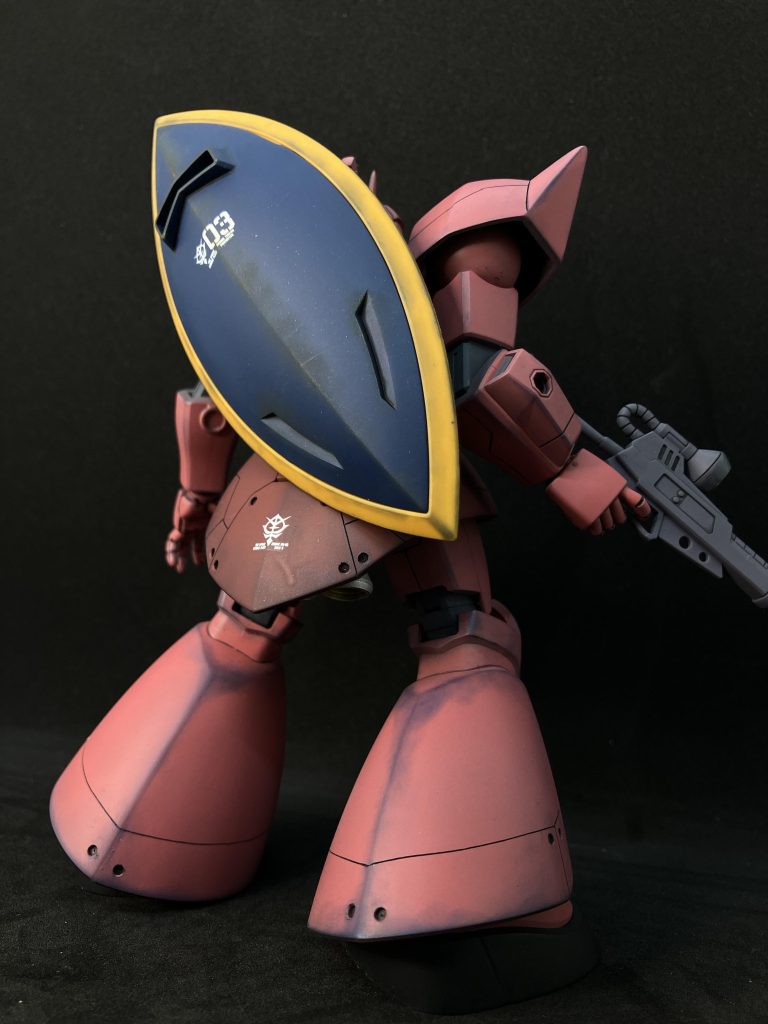 後ろ姿。各所、スジ彫り。