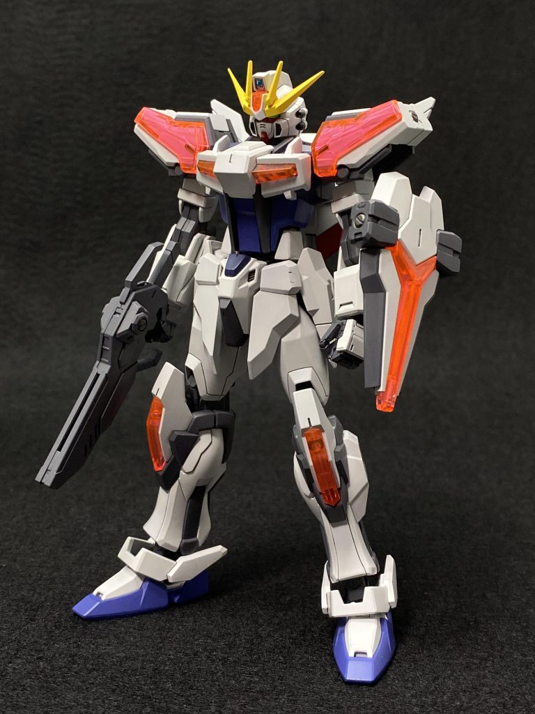 工作と塗装は至って普通に行い、ヒケなどの表面処理とスジボリの掘り直しくらいしか行っていません。このキットは各所にハードポイント用の3mm穴が多数ありますが今回はそこにマイナスモールドの蓋のパーツを取り付け目隠しをしてみました。あまり目立たないようにかつ、目隠しパーツをつけてあることを見せるために微妙に色味を変えて塗ってあります。両手はビルダーズパーツから持ってきてそのまま使っていますがディテールがちょっとクドかったかな?と思うところはあります。