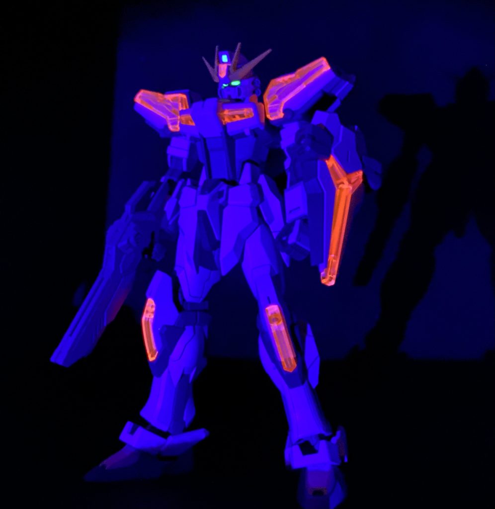 おまけ的な感じではありますがクリアパーツはUVライトで発光します。それに合わせてレンズ化した頭部前後のメインカメラにも蛍光塗料を使い発光するようにしています。