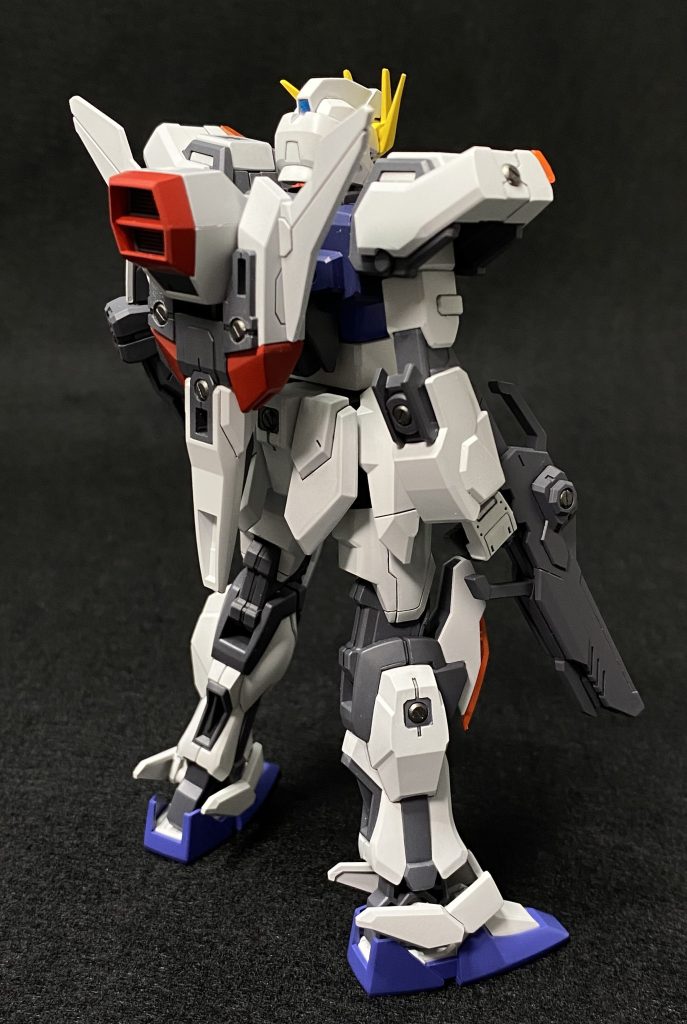 背面のハードポイントの方が目隠しパーツがわかりやすいかと思います。その他には頭部ツインアイ、頭部カメラパーツをクリアレジンでレンズ化して質感を向上させています。キットの良さをなるべくそのままに少しだけ手を加えています。