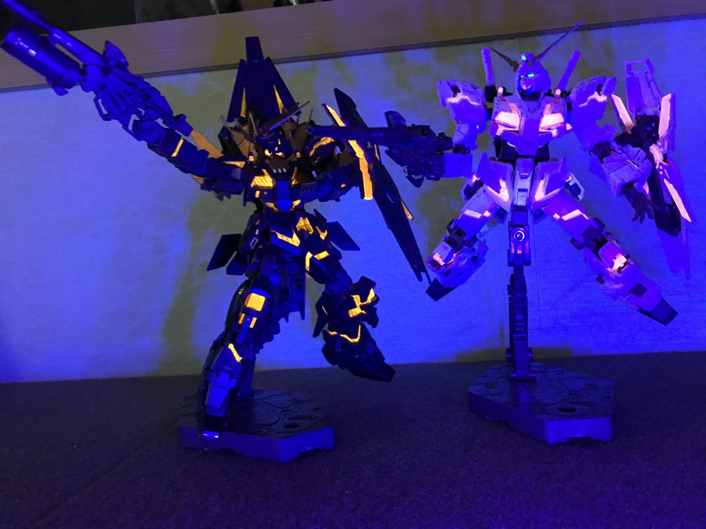 完成当時写真7 ブラックライト照射 ユニコーン(RG)と２ショット。