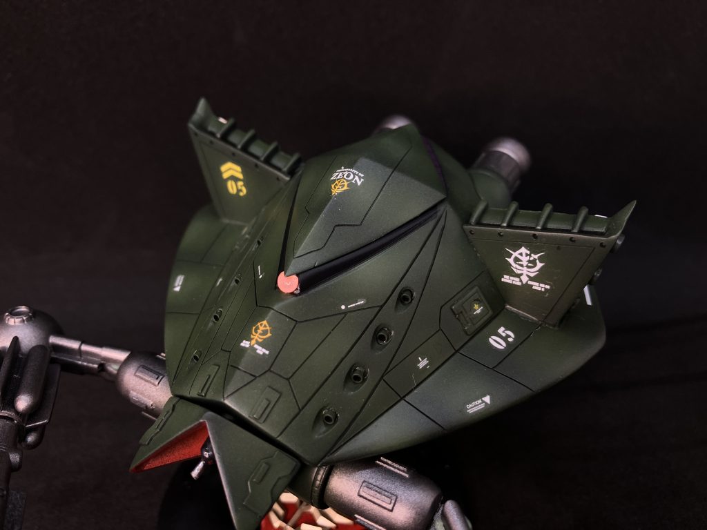 旧キットのモビルアーマーは本当に出来がいいです。でも、ちょこっと手を加えます。スジ彫りとプラ版工作がメインです。
