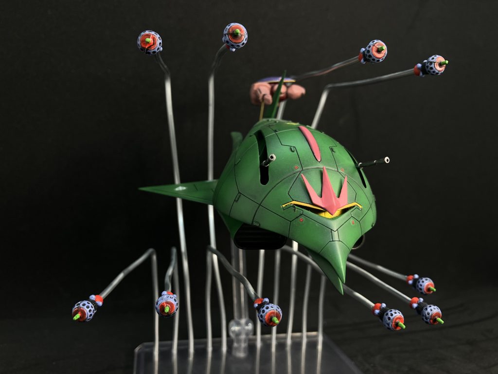 コクピット部分はくり抜きました。