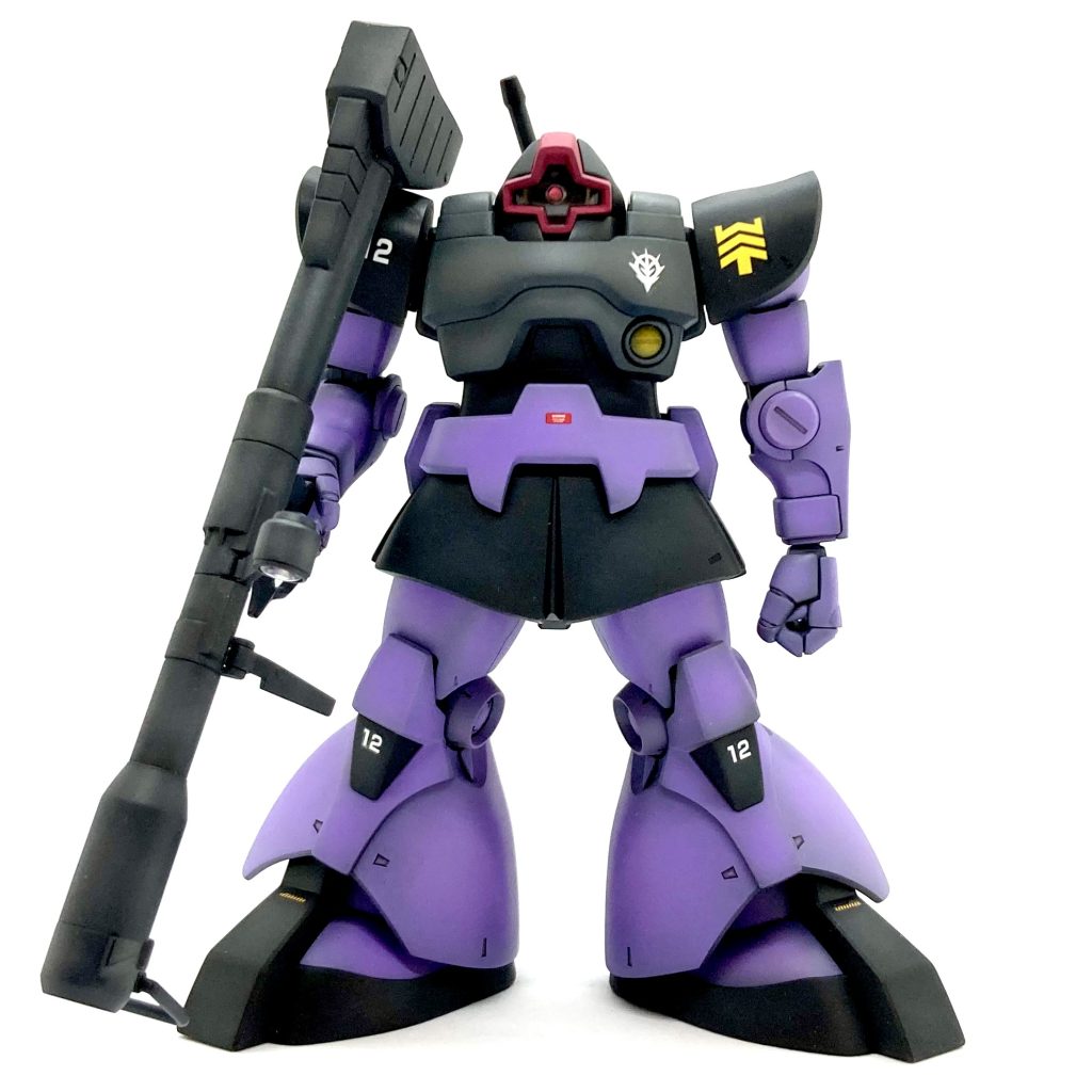 左手です。キットに付属するグーの左手はエア握りのグーなんで、ちゃんと握ったグーに改修してみました。名前は“はるみ”。やっぱり素組みのドムを添えておきます。