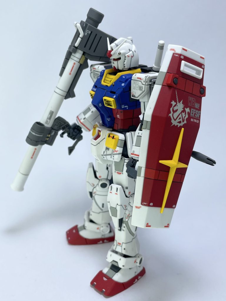 オリジナルのイメージを損なわないようにしつつ可能な限りディテールアップに努めました。胸のダクトはプラ棒で囲った中にフィンを取り付けました。頭部のガトリングはステンパイプを埋め込みました。