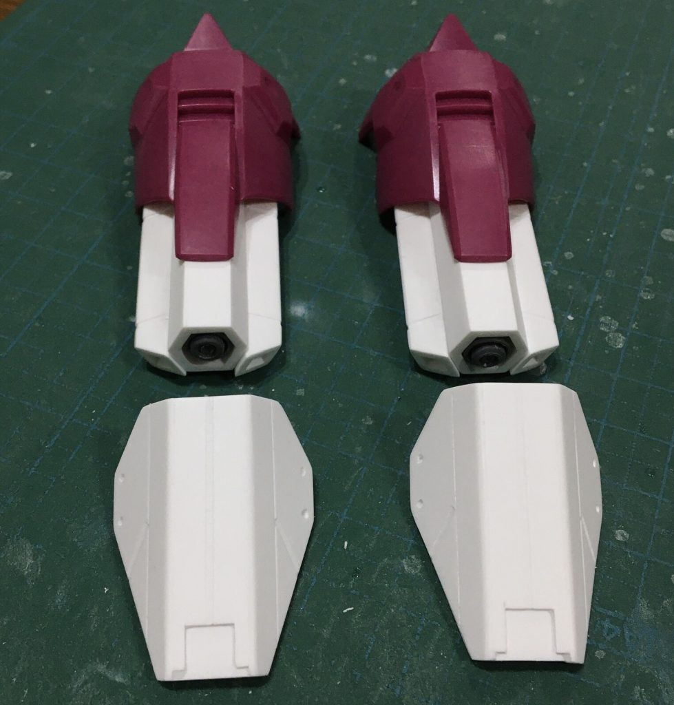 ショルダーバインダーの大型ブースターもプラ板の箱組みです。