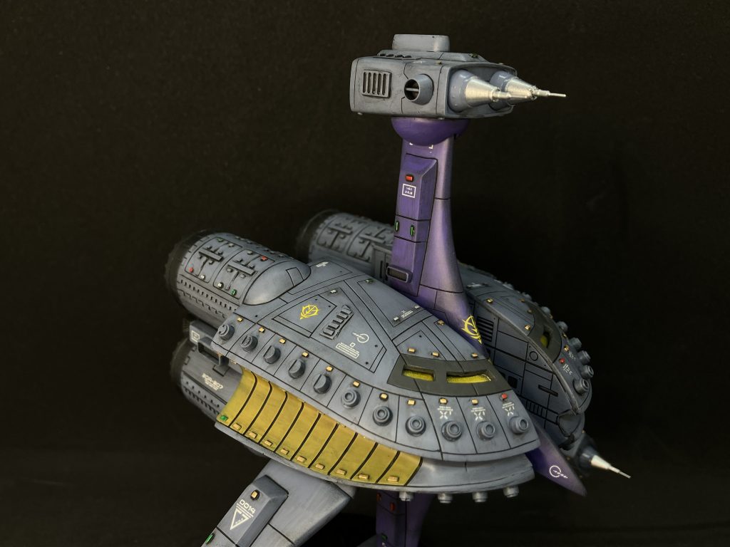 コクピット部分はくり抜き、内側にプラ板を貼りました。