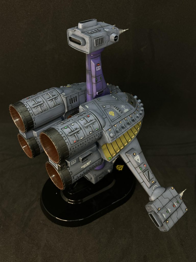 細かいチップを貼り付けセンサー等のディテールアップ。