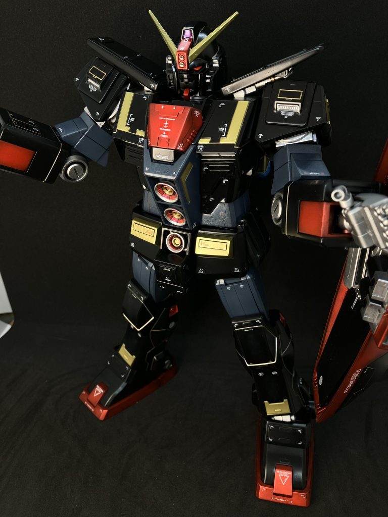 特に胸部、腹部にプラ板工作。