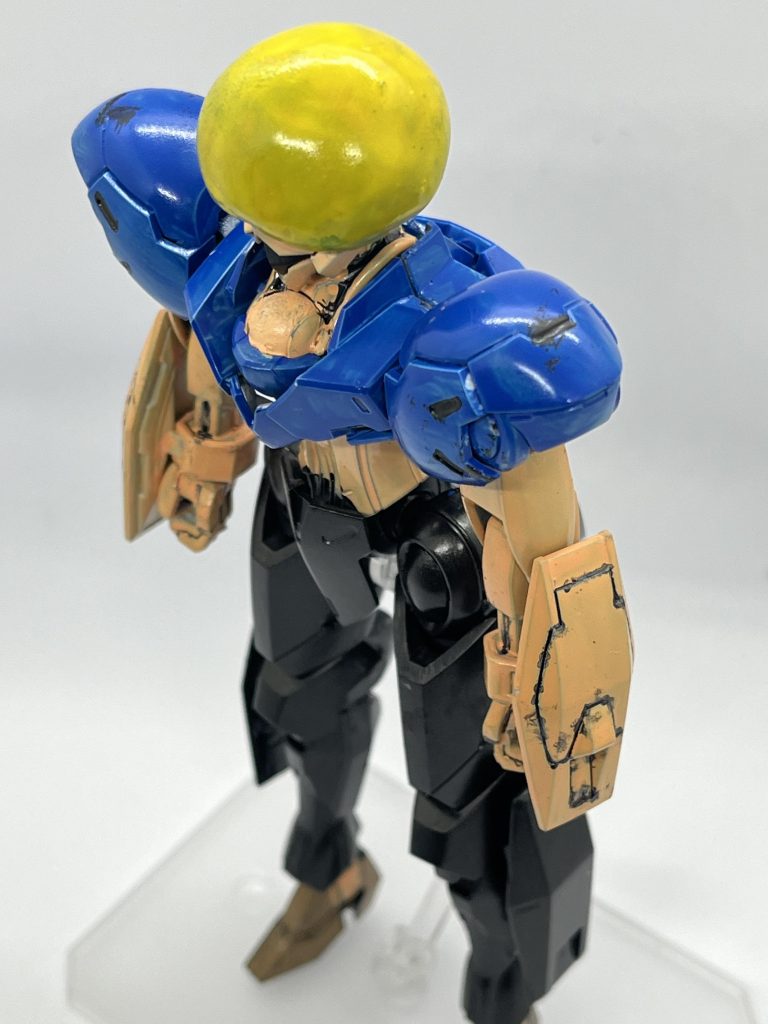 塗装はアクリジョンのブルー、ホワイト、オレンジ、メタルブラック、サンドブラウン、ゴールド、イエローを使用しました。黒サフとグレーサフを下地に、アフロはゴールドとイエロー、肌色部分はオレンジとホワイトを混ぜ、胸部と両肩と背中はブルーとホワイトを混ぜ、足首はサンドブラウン、下半身とゴーグルと一部のパーツにはメタルブラックを塗装し、半ツヤのトップコートをかけました。