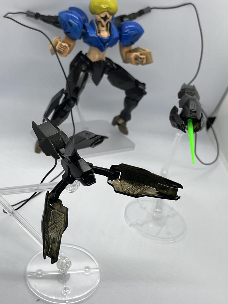 バックパックから鼻毛代わりにリード線を飛ばして、遠隔攻撃できます。見た目ボーボボなのにカッコイイw