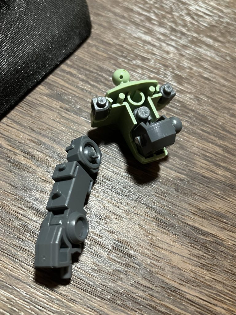 今回は製作工程も少し撮っていたので、初日、股関節のパーツが折れました( ゚Д゚)