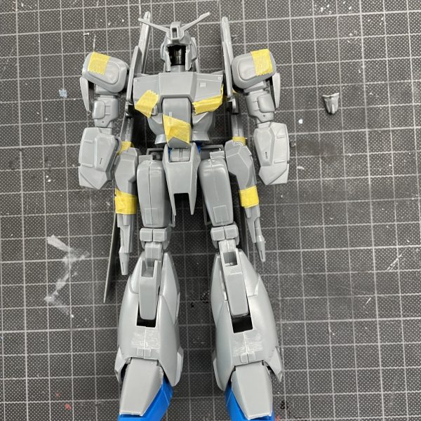 旧キット　ゼータプラスc1 （ガンダムセンチネル2）細かいところが気になって、3ヶ月かかってようやくサフ吹きまでこぎつけました。塗装は苦手なのでこれから、まだまだ時間がかかりそうです。勢いで素組の写真を撮り忘れました。アンテナが5回ほど折れました。真夜中に折れた時は、一人発狂してました〜（2枚目）