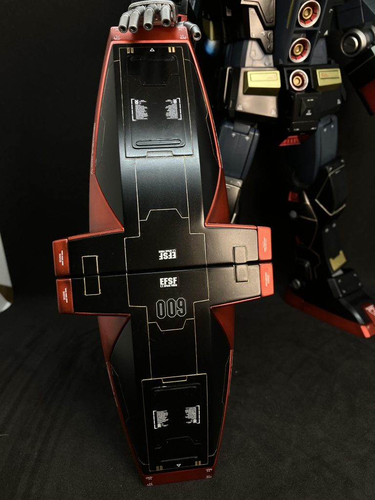 黒色部分の墨入れはエナメルのチタンゴールドです。