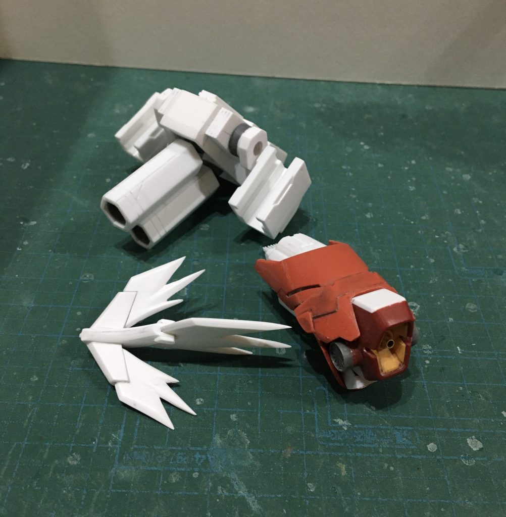 大型ビーム砲は、MGサザビーのジャンク品。頭の鶏冠のビームブレードもプラ板製です。後、上腕で2mm、太ももで4mm延長しています。